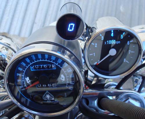 Индикатор включенной передачи на мотоцикле